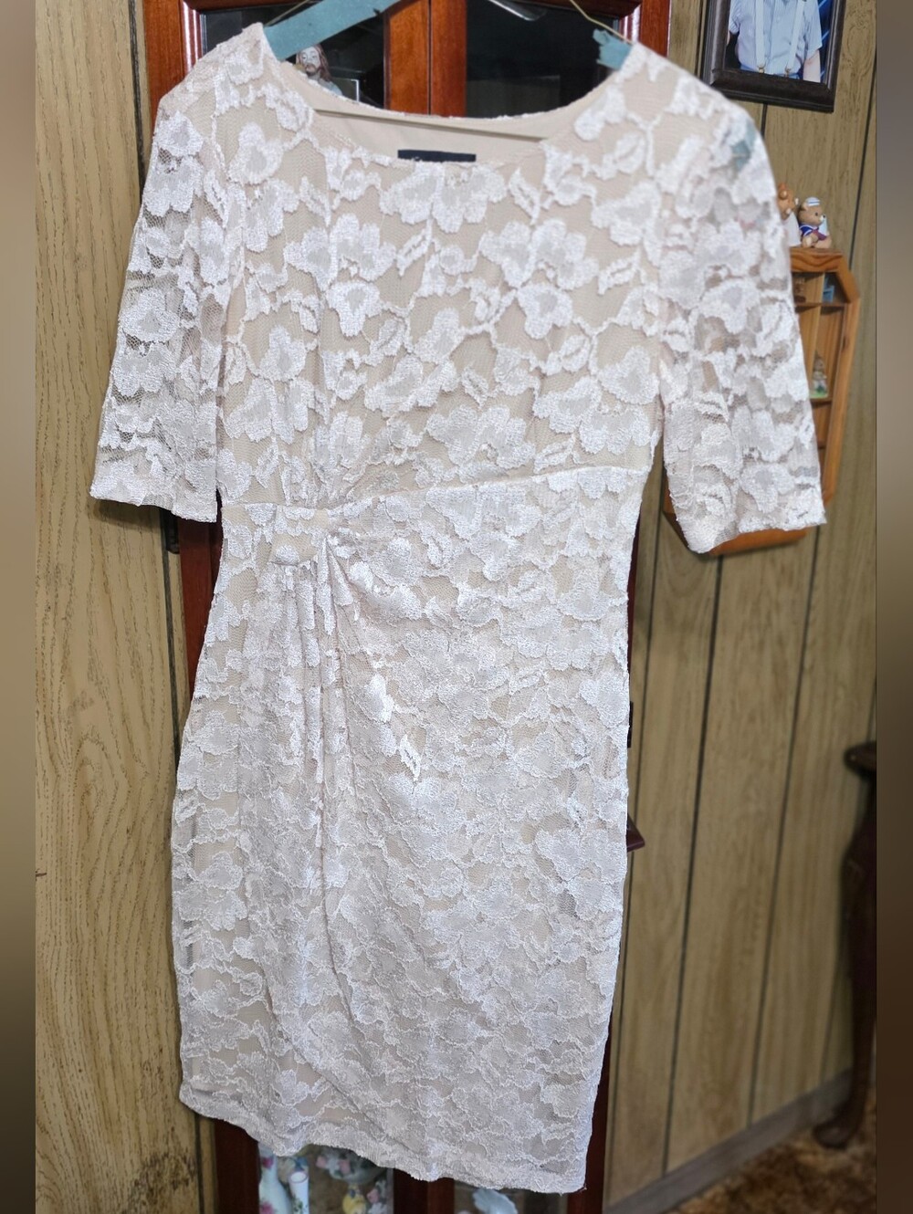 Elegant Cream Lace Sheath Dress with Short Sleeves Size 9/10
